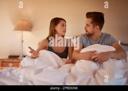 Vous n'êtes plus attiré par moi. Un jeune couple se disputant au lit. Banque D'Images