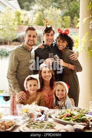 Nous vous souhaitons un Joyeux Noël. une famille heureuse pour passer la journée de Noël ensemble. Banque D'Images