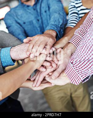 Les différents membres de l'entreprise s'assemblent pour montrer leur soutien, leur travail d'équipe, leur motivation ou leur réussite pour un projet au bureau. Un groupe de collègues coopèrent et célèbrent le succès après une réunion Banque D'Images