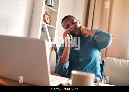 Maux de tête, stress et douleur lors d'un appel téléphonique et de travail à partir d'un ordinateur portable à la maison. Un homme inquiet et anxieux se précipitant pour respecter un délai, en regardant malheureux tout en souffrant de douleurs au cou et de tension Banque D'Images