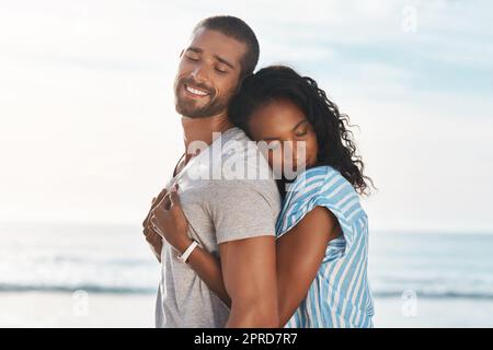 La meilleure chose à retenir dans la vie est l'un l'autre. Un jeune couple appréciant un certain temps de qualité ensemble à la plage. Banque D'Images