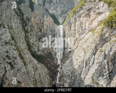 Célèbre cascade slovène Boka dans les Alpes Juliennes dans le parc national de Triglav. L'un des plus élevés de Slovénie. Boka en gifle. Banque D'Images