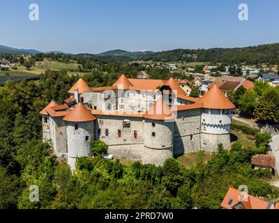 Vue aérienne par drone du château médiéval de Zuzemberk, Seisenburg ou Sosenberch, situé sur une terrasse au-dessus du canyon de la Krka, en Slovénie centrale. Banque D'Images