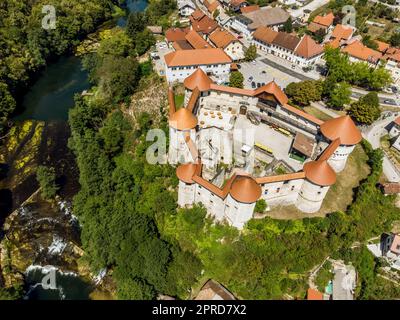 Vue aérienne par drone du château médiéval de Zuzemberk, Seisenburg ou Sosenberch, situé sur une terrasse au-dessus du canyon de la Krka, en Slovénie centrale. Banque D'Images