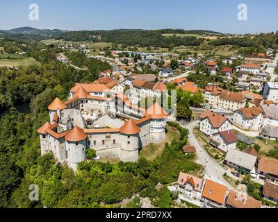 Vue aérienne par drone du château médiéval de Zuzemberk, Seisenburg ou Sosenberch, situé sur une terrasse au-dessus du canyon de la Krka, en Slovénie centrale. Banque D'Images