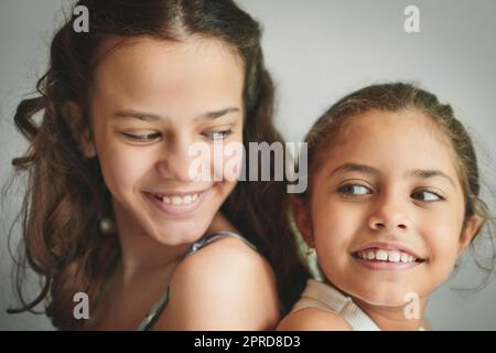 Personne ne me comprend comme elle. Deux jeunes filles passent du temps ensemble à la maison. Banque D'Images