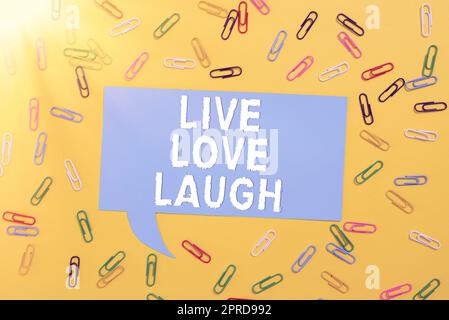 Écriture affichant le texte Live Love Laugh. Idée d'affaires soyez inspiré positif Profitez de vos jours riant bonne humeur trombones colorés placés autour de la bulle de parole avec des informations importantes. Banque D'Images