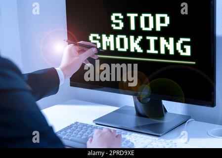 Inspiration montrant le panneau Stop Smoking. Business concept interrompre ou arrêter l'usage de la dépendance du tabac Businesswoman pointant des informations importantes avec Pen sur l'ordinateur. Banque D'Images