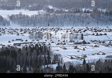 (230427) -- HEMU, 27 avril 2023 (Xinhua) -- cette photo aérienne prise sur 30 mars 2023 montre des paysages dans le village de Hemu à Kanas, dans la région autonome du Xinjiang au nord-ouest de la Chine. Hemu Village est situé à Kanas point pittoresque le long du point de départ de l'autoroute nationale G219. Suka, secrétaire du parti du village, dirige les habitants sur le chemin de la revitalisation rurale. Se joindre à l'équipe de chevaux est une source importante de revenus pour les villageois. Chaque membre peut emmener deux chevaux à l'équipe pour fournir des services aux touristes. À l'heure actuelle, 68 des membres de l'équipe ont réduit la pauvreté, et le Banque D'Images