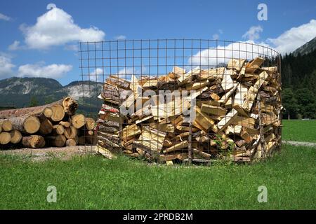 Une grande quantité de bois de chauffage sous un ciel bleu Banque D'Images