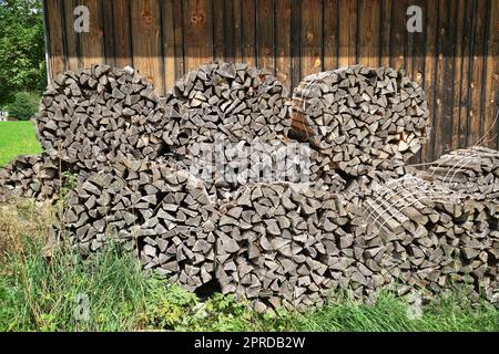 Une grande quantité de bois de chauffage sous un ciel bleu Banque D'Images