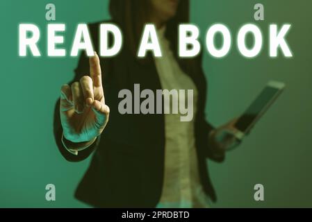 Écriture affichage de texte Lire Un livre. Vitrine d'affaires Profitez de la littérature activité traditionnelle Apprenez de nouvelles choses Businesswoman tenant le téléphone et pointant avec un doigt sur les nouvelles importantes. Banque D'Images