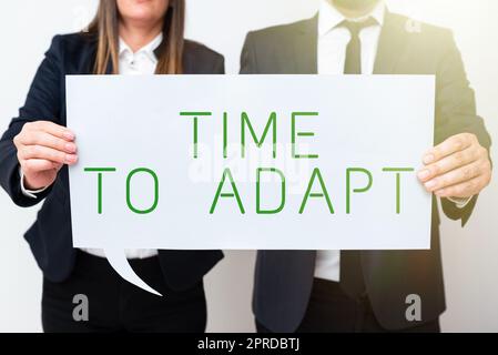 Inspiration montrant le temps de s'adapter. Moment de concept d'affaires pour s'adapter aux changements adopter l'innovation équipe d'affaires tenant des informations importantes sur la bulle de discours des deux côtés. Banque D'Images