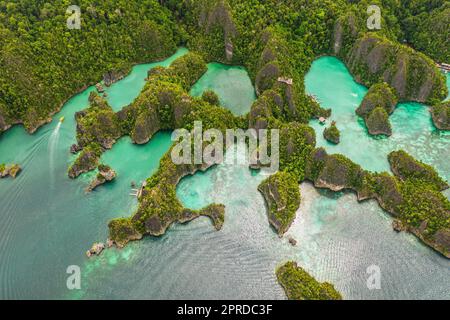 Beauté indonésienne. Photo en grand angle d'un petit îlot et d'îles au milieu de l'Indonésie. Banque D'Images