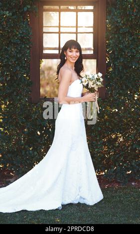 Je rêvais de ce jour depuis si longtemps. Une belle mariée le jour de son mariage. Banque D'Images