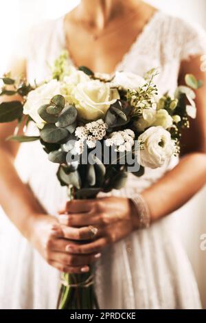 Un nouveau chapitre de ma vie commence aujourd'hui. Une mariée méconnaissable portant un bouquet de fleurs le jour de son mariage. Banque D'Images