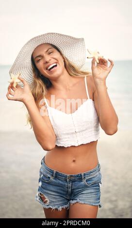 Obtenir ma dose quotidienne de vitamine C. Portrait court d'une jeune femme attirante debout et plaqueuse tenant des morceaux d'ananas en forme d'étoile pendant des vacances. Banque D'Images