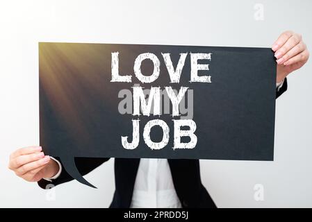 Écriture affichant du texte Love My Job. Mot pour être heureux avec le travail que l'on est confortable femme d'affaires tenant la bulle de discours avec des messages importants. Banque D'Images