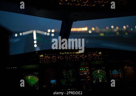 L'accélération de la main du pilote sur le papillon dans un avion commercial pilotage vol de l'avion pendant le décollage Banque D'Images