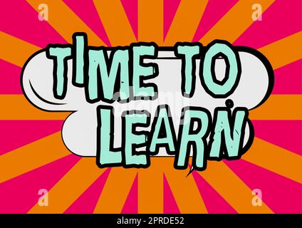 Temps d'apprentissage de l'affichage conceptuel. Vitrine d'affaires Obtenez de nouvelles connaissances ou compétences Femme de développement de carrière ou éducatif tenant une tablette avec graphique et présentant des idées crutiales dans le cadre. Banque D'Images