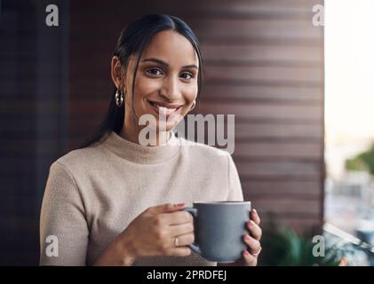 Quelle journée de travail sans café. Portrait court d'une jeune femme d'affaires attrayante qui boit son café au bureau. Banque D'Images