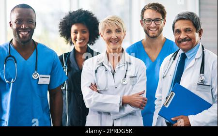 Équipe ou groupe d'un médecin, d'une infirmière et d'un professionnel de la santé collègues ou collègues debout dans un hôpital ensemble. Portrait de divers travailleurs de la santé qui ont l'air confiants et heureux au sujet de la médecine Banque D'Images