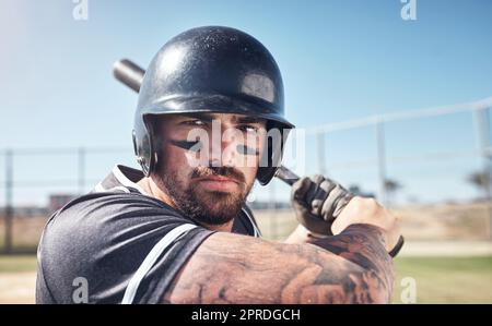 C'est moi contre le ballon. Un jeune homme balançant sa batte à un match de baseball. Banque D'Images