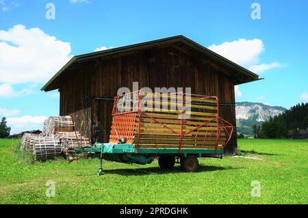 Hangar en bois sur un pré sous un ciel bleu Banque D'Images