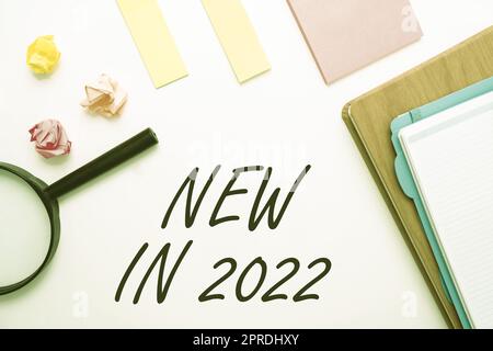 Légende conceptuelle Nouveau en 2022. La liste des idées d'affaires des choses fraîches a été présentée cette année ou la prochaine école fournitures de bureau, l'enseignement des collections d'apprentissage, l'écriture des outils Banque D'Images