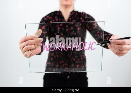 Affiche affichant workaholic. Mot pour personne qui travaille trop dur et de longues heures homme tenant la tablette et le stylo pointant sur la barre de recherche et de présenter de nouvelles idées. Banque D'Images