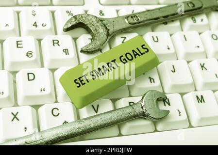 Affichage conceptuel définir des objectifs intelligents. Photo conceptuelle établir des objectifs réalisables faire de bons plans d'affaires homme d'affaires tenir la tablette et le stylo pointant sur et présenter de nouvelles données Banque D'Images