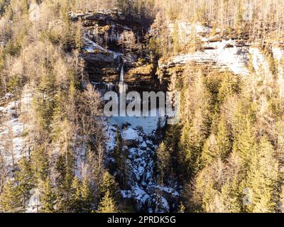 Vue aérienne de la chute d'eau de Pericnik ou de Pericnik en hiver, parc national de Triglav, Slovénie. Cascades supérieure et inférieure en cascade sur une falaise rocheuse, accessible par un sentier de randonnée pittoresque. Banque D'Images