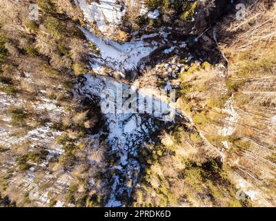 Vue aérienne de la chute d'eau de Pericnik ou de Pericnik en hiver, parc national de Triglav, Slovénie. Cascades supérieure et inférieure en cascade sur une falaise rocheuse, accessible par un sentier de randonnée pittoresque. Banque D'Images