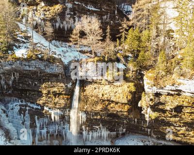 Vue aérienne de la chute d'eau de Pericnik ou de Pericnik en hiver, parc national de Triglav, Slovénie. Cascades supérieure et inférieure en cascade sur une falaise rocheuse, accessible par un sentier de randonnée pittoresque. Banque D'Images