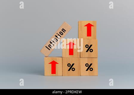 Cubes de bois inflation et flèche rouge avec le symbole de pourcentage de cube de bois sur l'arrière-plan et l'espace de copie.concepts de finance d'affaires. Banque D'Images