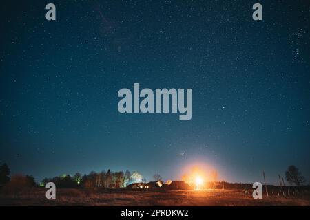 Une vraie nuit étoiles au ciel au-dessus du vieux village. Ciel Starry naturel au-dessus du paysage rural en Biélorussie Banque D'Images