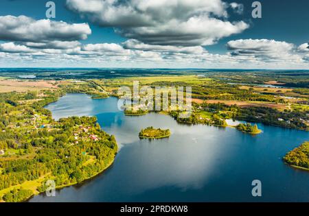 District de Lyepyel, région de Vitebsk, Bélarus. Vue aérienne du lac Lepel avec les petites îles naturelles Banque D'Images