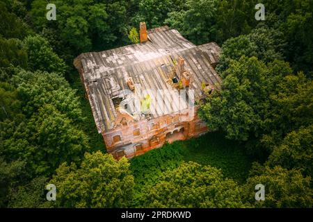Dziemjanki, région de Gomel, Bélarus. Vue aérienne de la zone de réinstallation de Gerard Nicholas Tchernobyl, un manoir abandonné en ruine. Catastrophes de Tchernobyl. Site d'intérêt local et patrimoine Banque D'Images