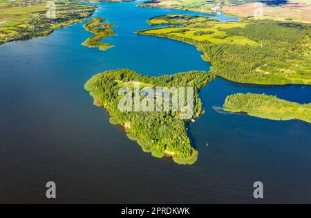 District de Lyepyel, région de Vitebsk, Bélarus. Vue aérienne du lac Lepel avec les petites îles naturelles Banque D'Images