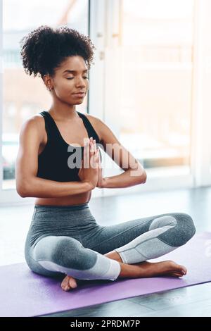 Le yoga est le meilleur exercice. Une belle jeune femme pratiquant le yoga dans un studio. Banque D'Images