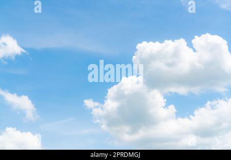 Magnifique ciel bleu et cumulus blanc nuages arrière-plan abstrait. Arrière-plan Cloudscape. Ciel bleu et nuages blancs moelleux le jour ensoleillé. Météo nature. Magnifique ciel bleu pour un arrière-plan de bonne journée. Banque D'Images