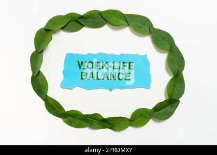 Inspiration montrant l'enseigne équilibre entre vie professionnelle et vie privée. Idée d'affaires Division du temps entre le travail ou la famille et les loisirs équipe d'affaires debout sur l'escalier à la réussite avec Trophée et sac d'argent. Banque D'Images