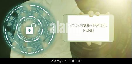 Affichage conceptuel Exchange Traded Fund. Une solution de sécurité commercialisable qui suit un indice boursier Businesswoman tenant un téléphone mobile avec des messages importants assis sur le bureau. Banque D'Images