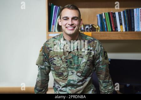 Le début d'une carrière dans les forces spéciales. Un jeune soldat dans les dortoirs d'une académie militaire. Banque D'Images