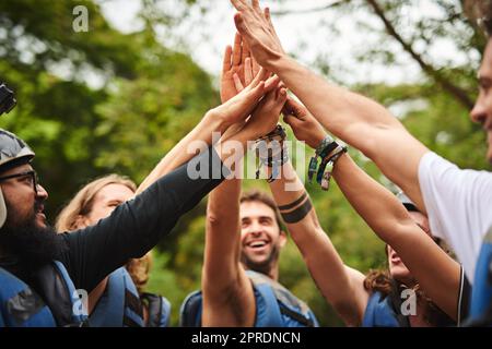 C'est parti. Un groupe de jeunes amis qui se sont élevés en rafting. Banque D'Images