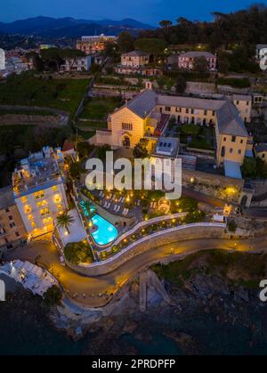 Vue aérienne de Sestri Levante illuminée et de sa Baia del Silenzio au coucher du soleil, Gênes, Ligurie, Italie, Europe du Sud Banque D'Images