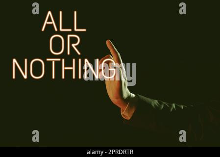 Signature manuscrite tout ou rien. Mot pour pour obtenir ou perdre tout aucun point milieu accepté Businesswoman tenant la bulle de discours avec des messages importants. Banque D'Images