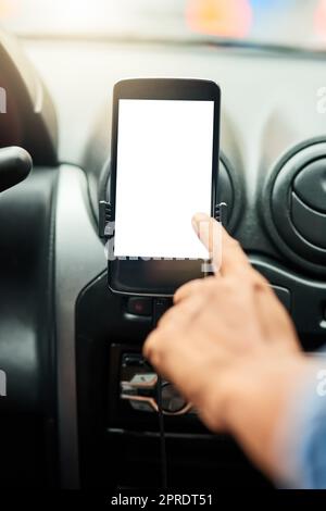 Naviguer dans la ville. Gros plan d'un homme utilisant un téléphone pour trouver des indications routières pendant la conduite. Banque D'Images