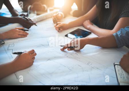 Architecte travaillant avec une équipe ou un groupe, regardant des plans ou des plans et parlant d'architecture et de développement. Travailler sur papier avec une réunion de groupe dans la salle de réunion pour discuter de la construction Banque D'Images