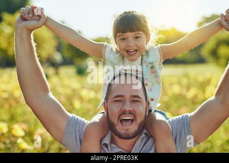 Quand vous avez gagné à la parentalité. Une adorable petite fille et son père jouant ensemble dans le parc. Banque D'Images